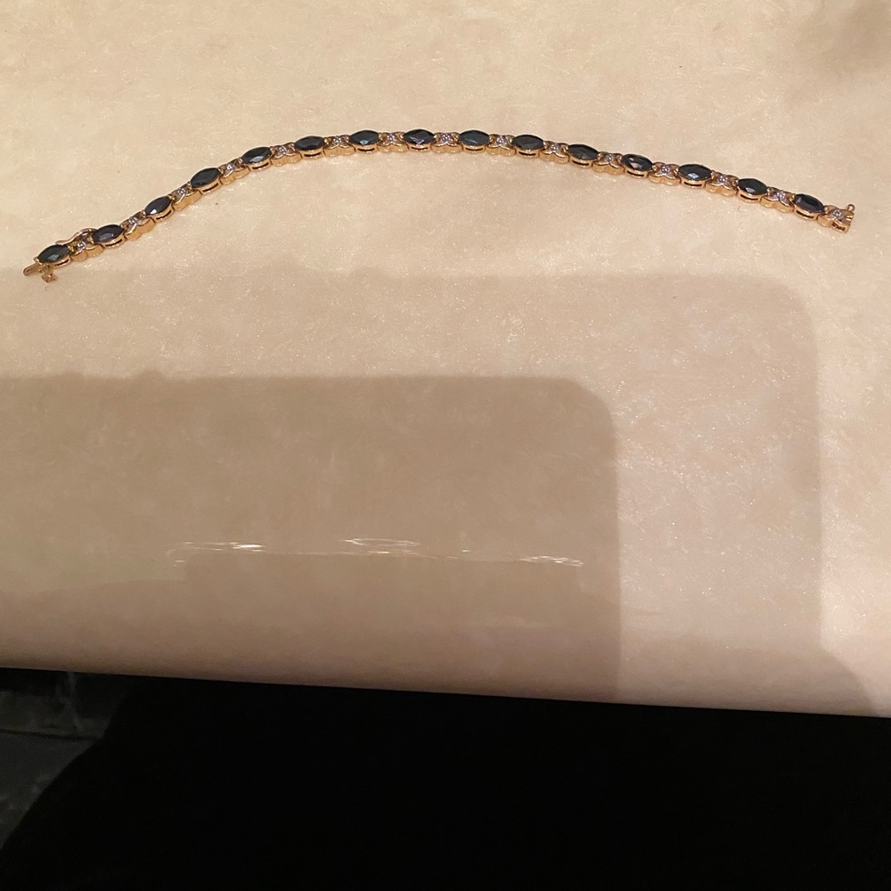Elegant Gold and Black Bracelet - Picture 4 of 8